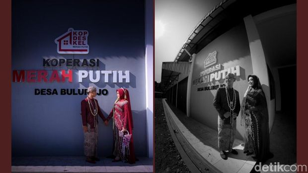 Pasangan pengantin Alifah dan Erwan tampil unik dengan berfoto di depan gedung Koperasi Desa Bulurejo usai resepsi, berbalut busana merah marun yang serasi.