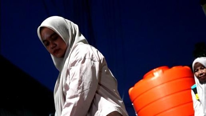 PDAM Makassar menyisiri lorong-lorong permukiman untuk menyalurkan bantuan air bersih gratis kepada pelanggan terdampak krisis air akibat kemarau.  Dokumen Istimewa