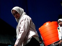 PDAM Makassar Sisir Lorong Permukiman Salurkan Air Gratis hingga Malam Hari