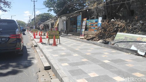 Pelebaran trotoar di Jalan Pantai Kuta, dilakukan Pemkab Badung, Jumat (11/9/2026). (Agus Eka/detikBali)
