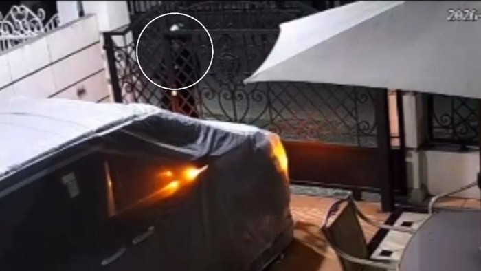 Rekaman CCTV saat OTK melempar batu ke rumah Fadhil di Medan