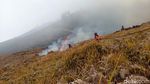 Petugas Gabungan Berjibaku Padamkan Karhutla Bromo