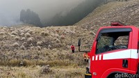 Pantauan detikJatim, Kobaran api terus menjalar ke arah perbukitan di atas Lembah Watangan atau yang dikenal dengan kawasan Bukit Teletubbies. Sedikitnya ada 10 titik api yang terpantau di kawasan itu.