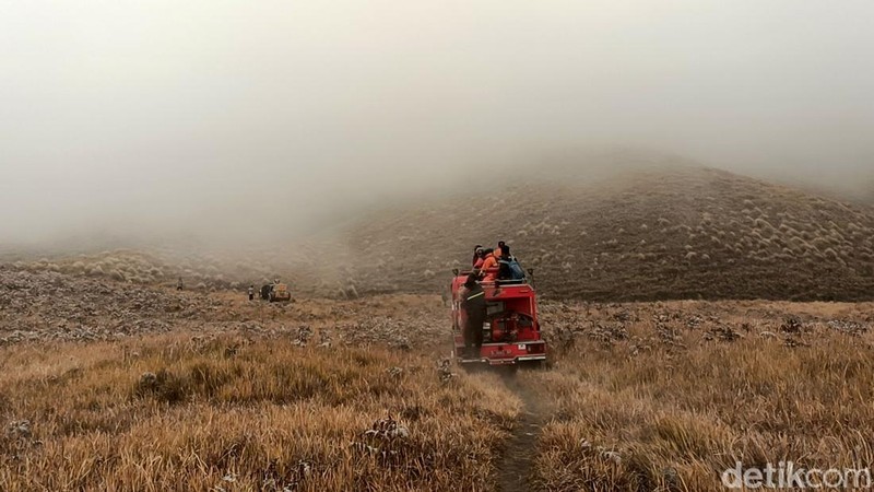 pemadaman kebakaran Karhutla di Blok Pengol Gunung Bromo