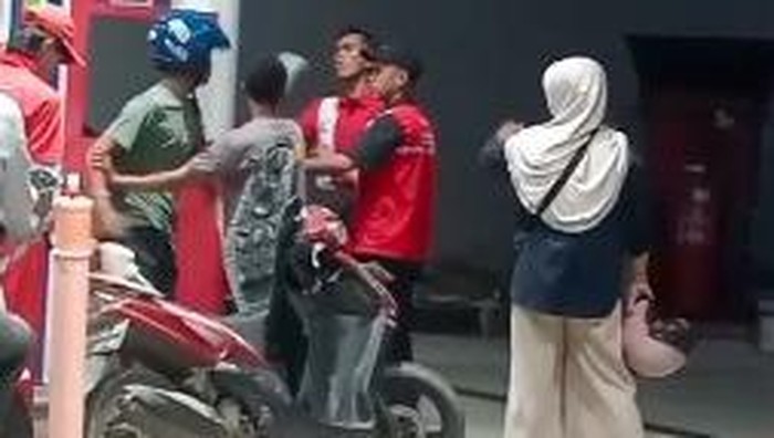 Pemotor cekcok dengan petugas SPBU di Maros berujung baku pukul.