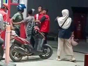 Pemotor Serobot Antrean-Pukul Petugas SPBU Maros Mau Isi BBM Pakai Galon