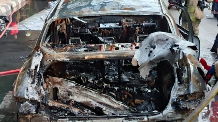 Penampakan mobil listrik terbakar di Jakbar