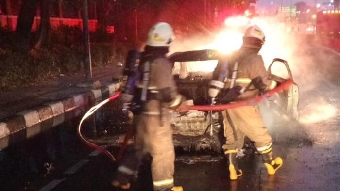 Penampakan mobil listrik terbakar di Jakbar
