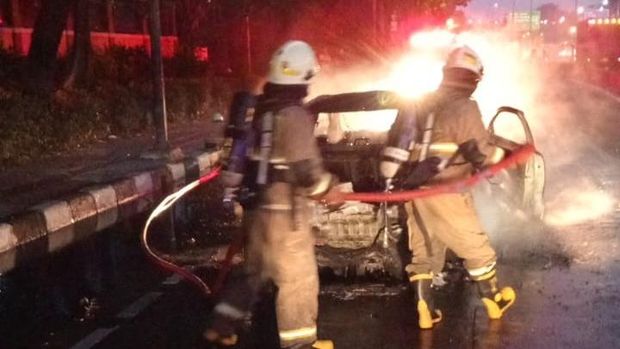 Penampakan mobil listrik terbakar di Jakbar Penampakan mobil listrik terbakar di Jakbar