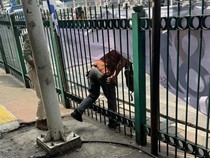 Viral Pagar Bolong di Stasiun Jatinegara Dilewati Warga, padahal Ada JPO