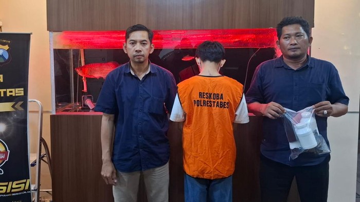 Pengedar pil koplo diringkus polisi bersama warga usai berupaya kabur saat digerebek di Kenjeran Surabaya.