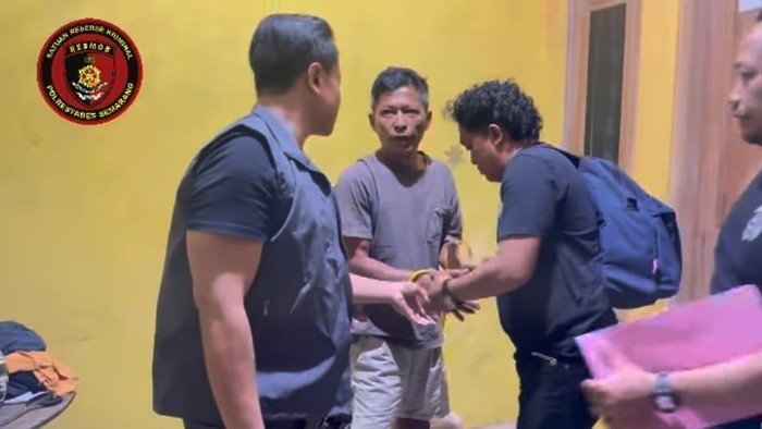Polisi saat mengamankan terduga penipu minyak jelantah di Baki, Sukoharjo.