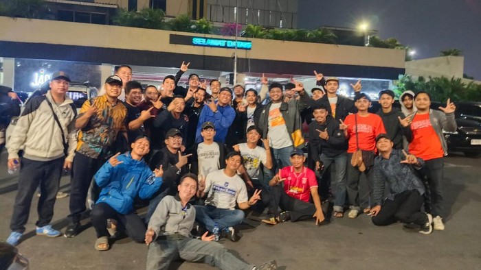Perwakilan The Jakmania dan Bobotoh Kota Bekasi bertemu dengan Kapolres Metro Bekasi Kota Kombes Putu Kholis Aryana dalam Forum Silaturahmi Antarsuporter di Mapolres Metro Bekasi Kota