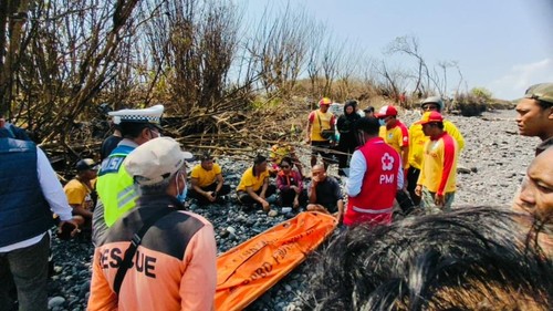 Petugas mengevakuasi jenazah Made Sutiri (50) di Pantai Purnama, Desa Sukawati, Gianyar, Bali, Jumat (11/9/2026). (Dok BPBD Gianyar)