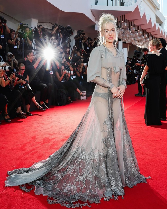 Mantan pacar aktor Paul Mescal ini memakai naked dress abu-abu dengan lengan model bishop dan aksen ruffle juga motif bunga keluaran McQueen Fall/Winter 2026 untuk koleksi ready-to-wear. Foto: Instagram @phoebebridgers