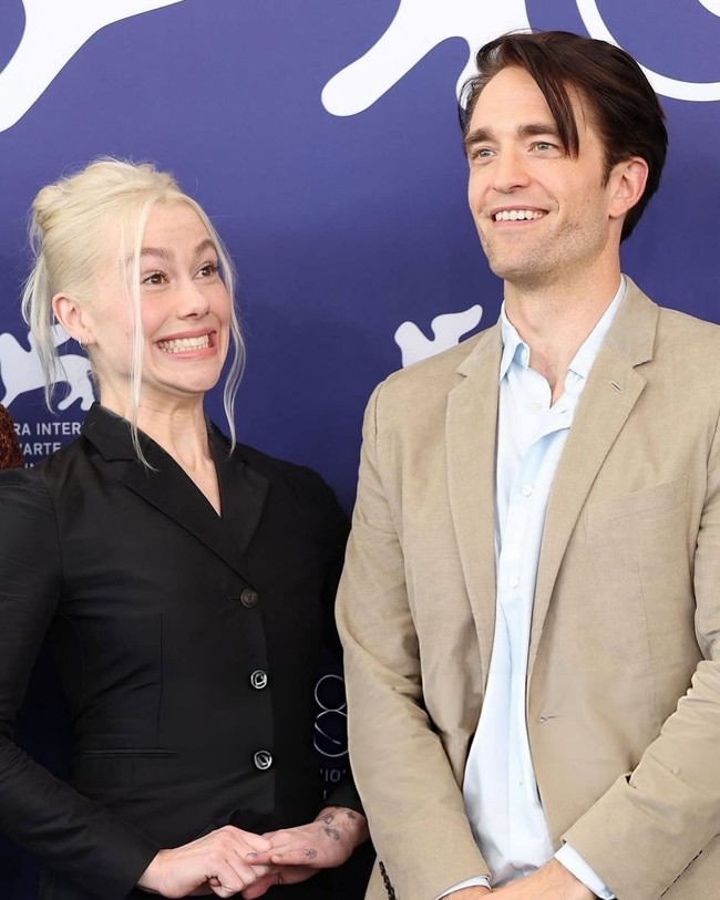 Penyanyi Phoebe Bridgers debut sebagai aktris dalam film A24 ‘Primetime’ bersama Robert Pattinson. Gayanya selama promosi di festival film menuai sorotan. Foto: Instagram @phoebebridgers
