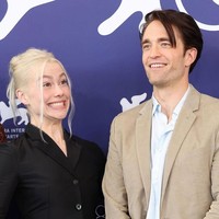 Penyanyi Phoebe Bridgers debut sebagai aktris dalam film A24 ‘Primetime’ bersama Robert Pattinson. Gayanya selama promosi di festival film menuai sorotan. Foto: Instagram @phoebebridgers