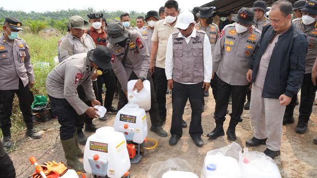 Polda Riau menggunakan X-Fire, formula cairan khusus untuk memadamkan karhutla di Kabupaten Pelalawan Polda Riau menggunakan X-Fire, formula cairan khusus untuk memadamkan karhutla di Kabupaten Pelalawan, Kamis (11/9/2026).