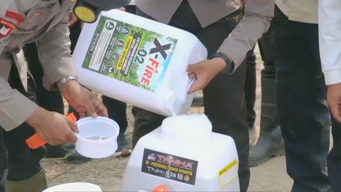 Polda Riau menggunakan X-Fire, formula khusus untuk mempercepat pemadaman karhutla di Kabupaten Pelalawan, Kamis (10/9/2026).