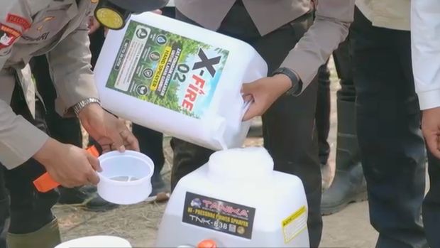Polda Riau menggunakan X-Fire, formula khusus untuk mempercepat pemadaman karhutla di Kabupaten Pelalawan, Kamis (10/9/2026).
