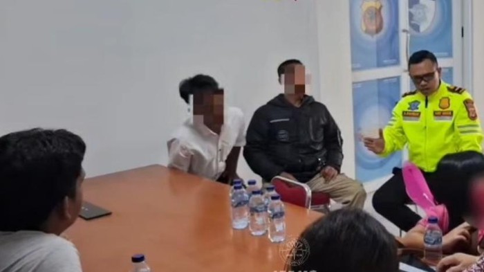 Polisi mempertemukan sopir pikap dan pengendara motor yang terlibat kecelakaan di Bogor