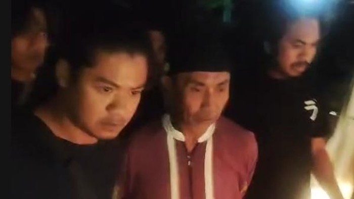 Polisi menangkap maling (tengah) yang mencuri di rumah warga di Bantaeng.