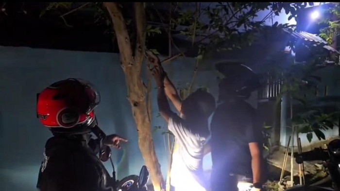 Polisi menangkap pria berinisial F di SPBU Maros, Sulsel, diduga pengedar sabu. 17 paket sabu dan barang bukti lain disita.