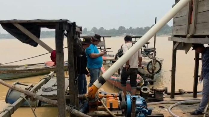 Polisi menemukan rakit tambang emas ilegal saat razia di Sungai Batanghari.