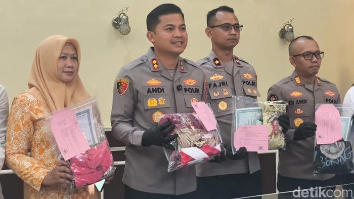 Polisi menunjukkan barang bukti kasus pencabulan Wakasek SMAN 1 Pamanukan