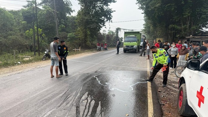 Polisi olah TKP kecelakaan menewaskan pemotor di Kota Jambi.
