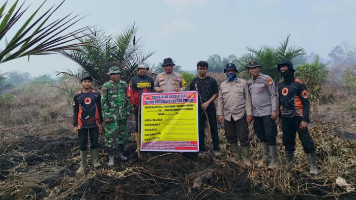 Polisi saat mengecek lahan terbakar (Foto: dok Polres Bengkalis)