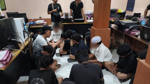 Polisi tangkap belasan remaja yang mengayunkan sajam sambil berkendara di Mataram, NTB, Jumat (11/9/2026). (Istimewa).