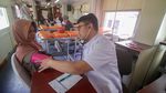 Potret Kereta Jadi Tempat Berobat dan Belajar