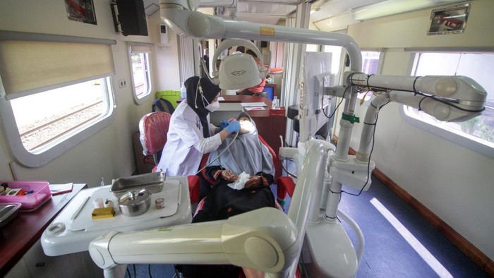 Tenaga medis memeriksa gigi warga dalam layanan Kereta Sehat (Rail Clinic) di Stasiun Tanggulangin, Sidoarjo, Jawa Timur, Kamis (10/9/2026). PT Kereta Api Indonesia (Persero) Daop 8 Surabaya menghadirkan layanan kesehatan gratis serta ruang belajar dan membaca melalui Rail Clinic dan Rail Library sebagai bagian dari program Tanggung Jawab Sosial dan Lingkungan (TJSL) serta rangkaian peringatan HUT ke-81 KAI. ANTARA FOTO/Umarul Faruq/kye