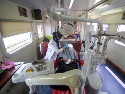 Tenaga medis memeriksa gigi warga dalam layanan Kereta Sehat (Rail Clinic) di Stasiun Tanggulangin, Sidoarjo, Jawa Timur, Kamis (10/9/2026). PT Kereta Api Indonesia (Persero) Daop 8 Surabaya menghadirkan layanan kesehatan gratis serta ruang belajar d