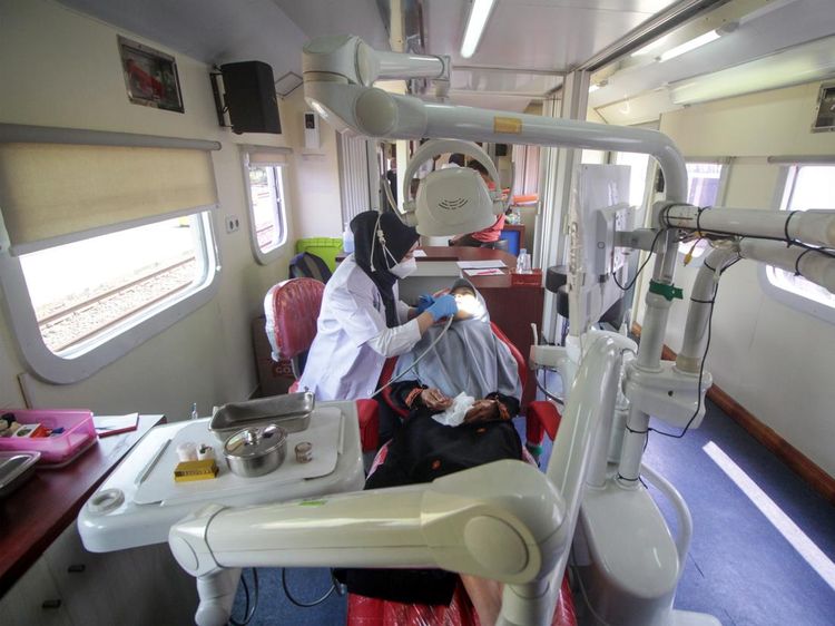 Potret Kereta Jadi Tempat Berobat dan Belajar