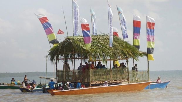 Prosesi iring-iringan Selametan Leut. (Instagram @festivalbudayaseijaan) Prosesi iring-iringan Selametan Leut. (Instagram @festivalbudayaseijaan)