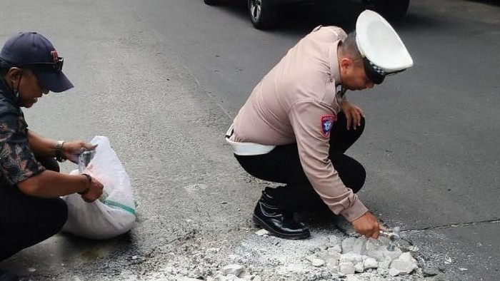 Respons cepat laporan warga, polisi tutup jalan berlubang di bawah Flyover Ciputat, Jumat (11/9/2026).