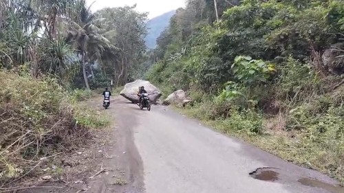 Ruas Jalan Maunori-Nangaroro, Desa Mbaenuamuri, Kecamatan Keo Tengah, Kabupaten Nagekeo, NTT, masih tertimbun material longsor setelah gempa bumi M 7,7. (Dok. Kristoforus Kese)