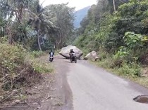 Jalan di Nagekeo Masih Tertimbun Batu Seusai Gempa M 7,7, Akses Tersendat