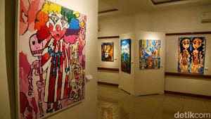 Deretan karya dipajang di ruang pamer di Amuya Gallery, Jakarta, Jumat (11/9/2026). Anukarana Citra mengangkat hubungan guru dan murid dalam proses pembelajaran seni. Hubungan tersebut tidak hanya berlangsung melalui transfer pengetahuan dan teknik melukis, tetapi juga melalui proses pengamatan, diskusi, praktik, hingga penciptaan karya.