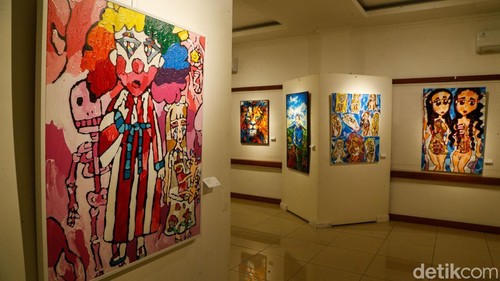 Deretan lukisan dipajang dalam pameran bertajuk Anukarana Citra: Teladan dan Dialog di Amuya Gallery, Jakarta, Jumat (11/9/2026).