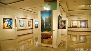 Pameran lukisan bertajuk Anukarana Citra: Teladan dan Dialog mempertemukan karya guru dan murid dalam satu ruang sebagai gambaran perjalanan pendidikan seni dari satu generasi ke generasi berikutnya.