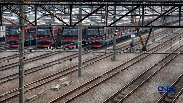 Sebanyak tujuh rangkaian Kereta Rel Listrik (KRL) seri iE305 produksi PT Industri Kereta Api (Persero) atau INKA ditarik dari operasional, untuk menjalani perawatan intensif melalui proses General Check Up (GCU) di Dipo kereta Depok, Jawa Barat, Jumat (11/9/2026). (CNBC Indonesia/Tri Susilo)