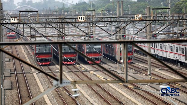 Sebanyak tujuh rangkaian Kereta Rel Listrik (KRL) seri iE305 produksi PT Industri Kereta Api (Persero) atau INKA ditarik dari operasional, untuk menjalani perawatan intensif melalui proses General Check Up (GCU) di Dipo kereta Depok, Jawa Barat, Jumat (11/9/2026). Sebanyak tujuh rangkaian Kereta Rel Listrik (KRL) seri iE305 produksi PT Industri Kereta Api (Persero) atau INKA ditarik dari operasional, untuk menjalani perawatan intensif melalui proses General Check Up (GCU) di Dipo kereta Depok, Jawa Barat, Jumat (11/9/2026). (CNBC Indonesia/Tri Susilo)