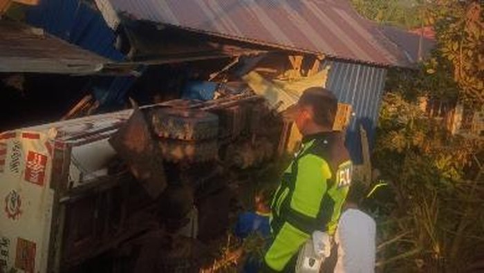 Sebuah truk tangki BBM menabrak rumah di Konawe, Sultra, akibat sopir mengantuk.