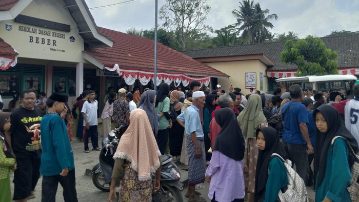 Sejumlah wali murid tengah panik melihat anaknya yang diduga keracunan MBG di SDN Beber, Lombok Tengah.