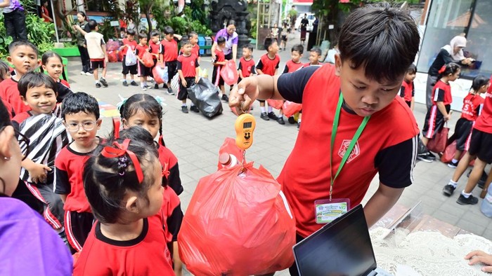 Sejumlah pelajar antre menyetorkan sampah saat kegiatan Bank Sampah Gema Pelita di SD Negeri 5 Pedungan, Denpasar, Bali, Kamis (10/9/2026). Bank Sampah di sekolah yang dalam setiap kegiatan pengumpulannya dapat mengumpulkan sekitar satu ton sampah tersebut dilaksanakan pihak sekolah sebagai upaya edukasi pengelolaan sampah kepada para siswa serta membantu pemerintah dalam penanganan masalah sampah. ANTARA FOTO/Fikri Yusuf/wsj.