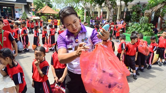 Sejumlah pelajar antre menyetorkan sampah saat kegiatan Bank Sampah Gema Pelita di SD Negeri 5 Pedungan, Denpasar, Bali, Kamis (10/9/2026). Bank Sampah di sekolah yang dalam setiap kegiatan pengumpulannya dapat mengumpulkan sekitar satu ton sampah tersebut dilaksanakan pihak sekolah sebagai upaya edukasi pengelolaan sampah kepada para siswa serta membantu pemerintah dalam penanganan masalah sampah. ANTARA FOTO/Fikri Yusuf/wsj.