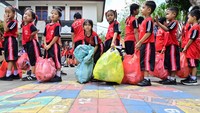 Sejumlah pelajar antre menyetorkan sampah dalam kegiatan Bank Sampah Gema Pelita di SD Negeri 5 Pedungan, Denpasar, Bali. ANTARA FOTO/Fikri Yusuf
